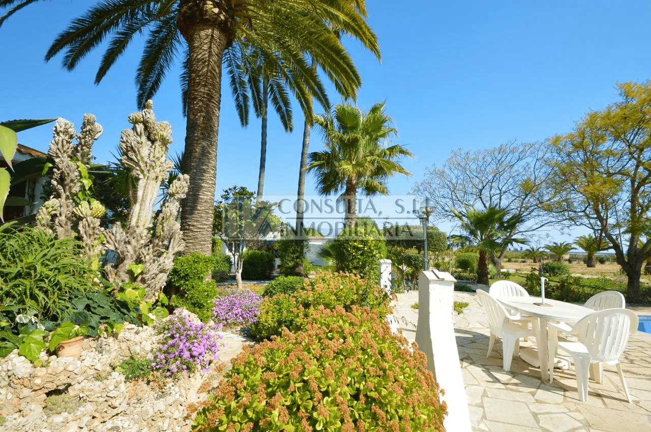 Finca en venta en Vinaròs con chalet y piscina.