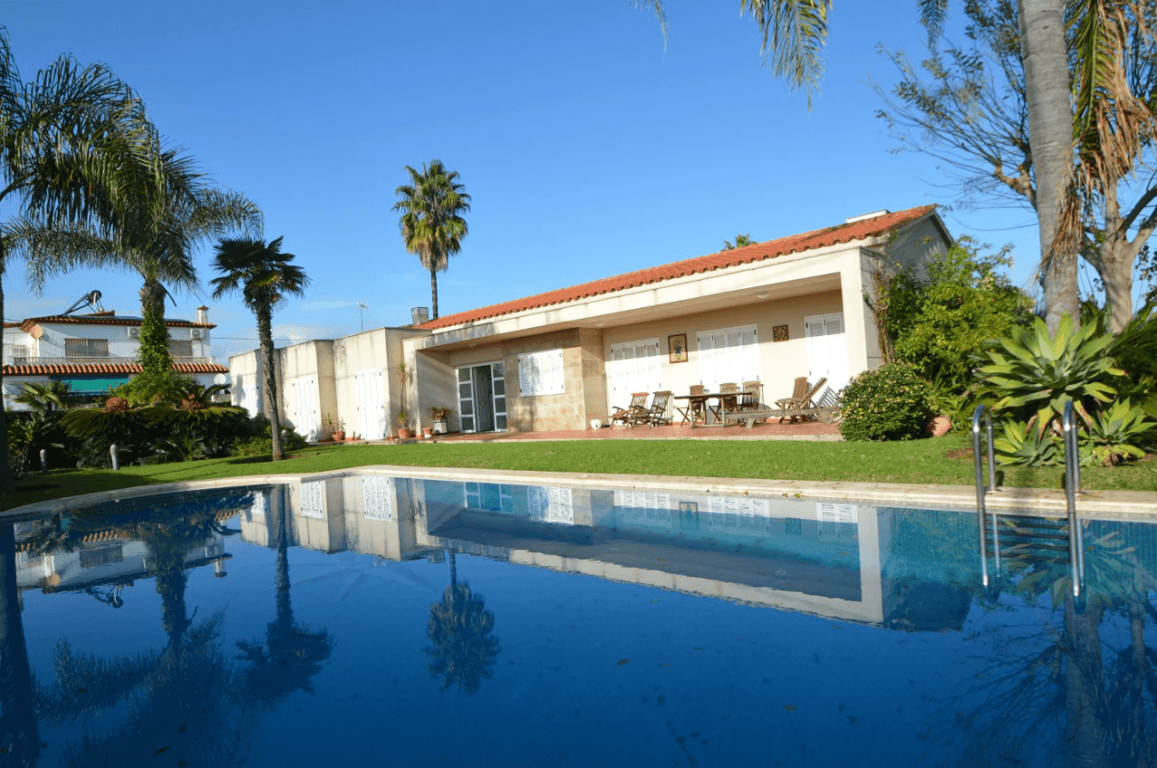 EN VENTA, ELEGANTE VILLA EN LA COSTA SUR DE VINARÒS