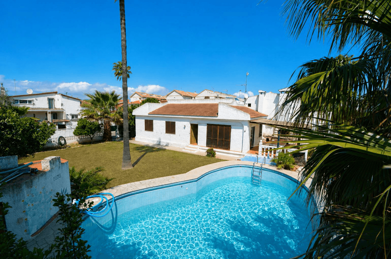 Chalet zu verkaufen in Vinaròs, Triador, mit 5 Schlafzimmern und Pool.