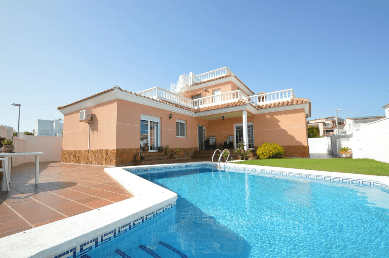 Chalet en venta de 5 habitaciones con piscina en Vinaròs