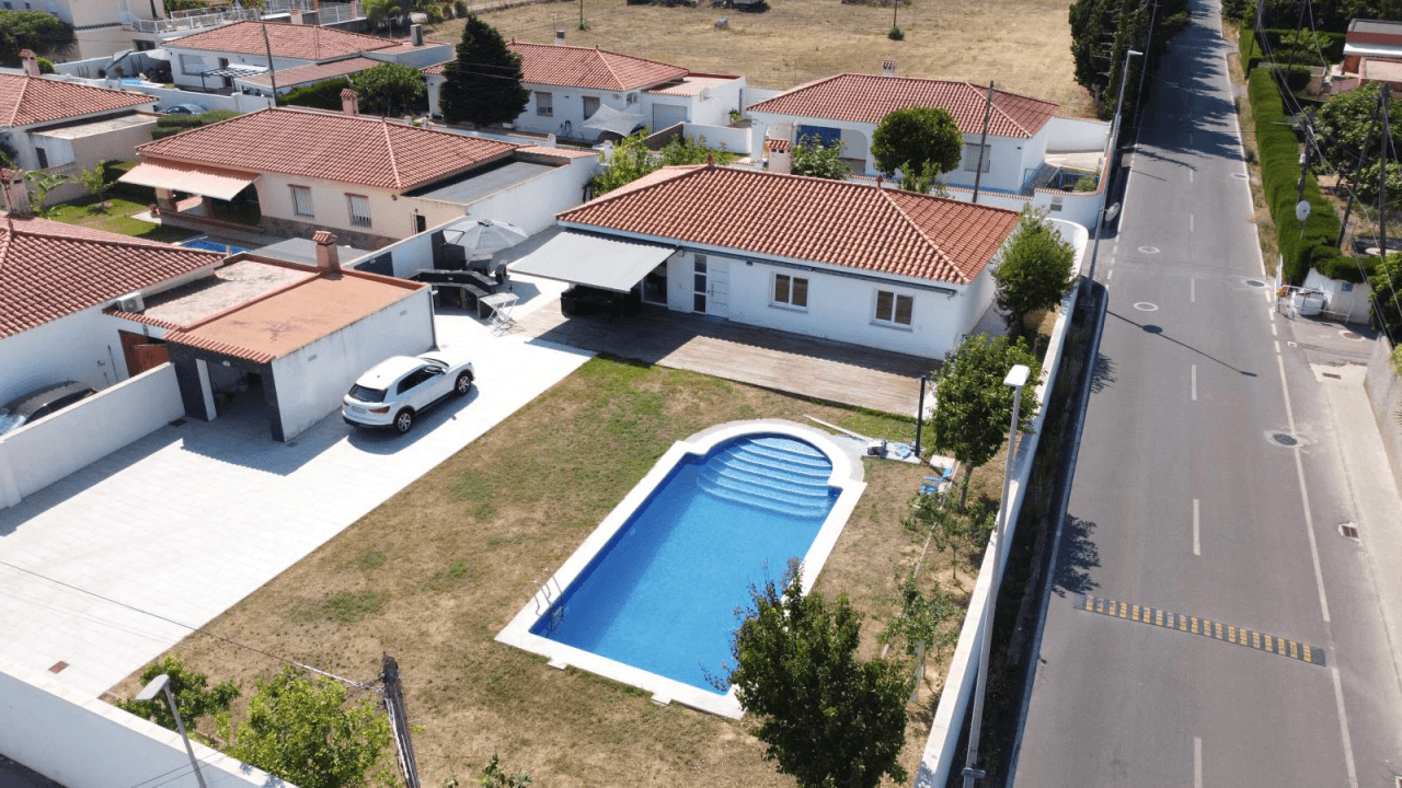 Chalet moderno en Vinaròs con piscina, 3 dormitorios, en venta